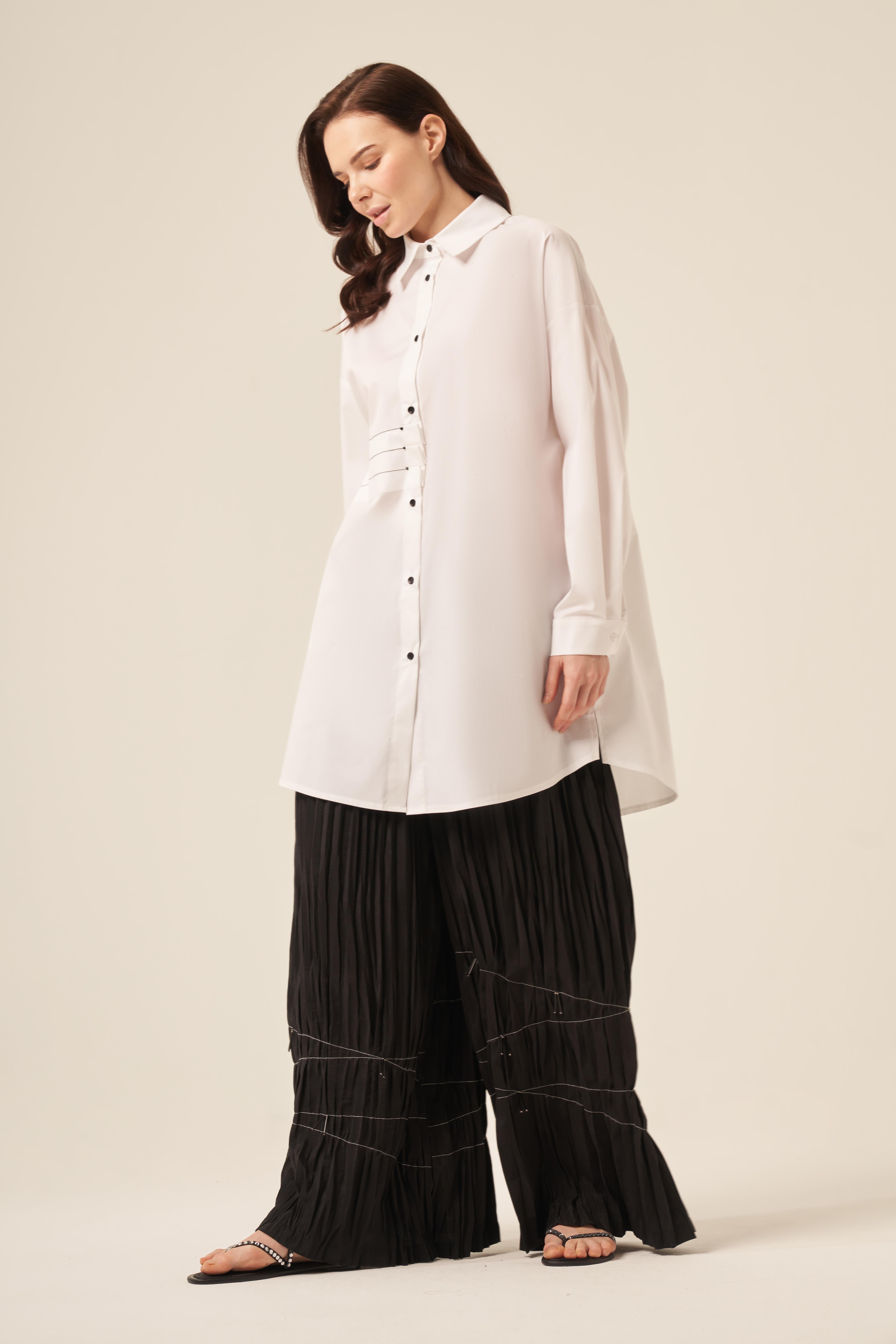 ÖNDEN ÜÇ DİKİŞ VE MİNİK TAŞLI ÖNDEN DÜĞMELİ UZUN GÖMLEK