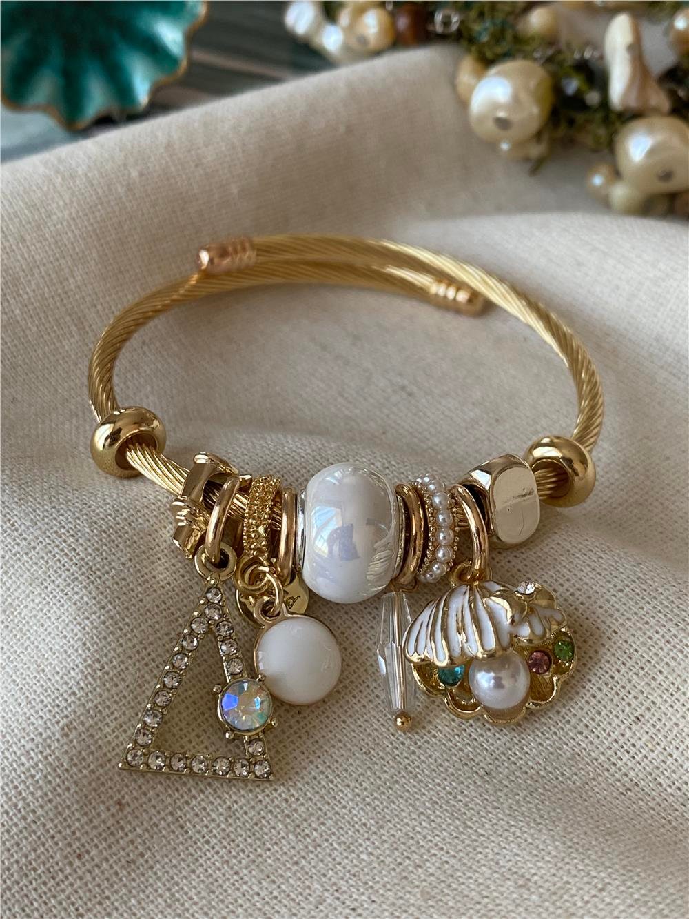 Beyaz İstridye Charmlı Bileklik