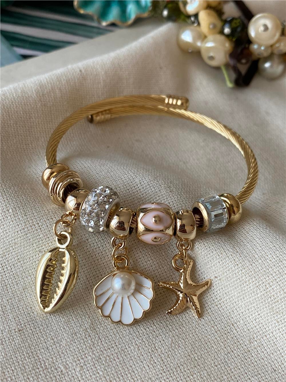 Beyaz Kabukta İnci Charmlı Bileklik