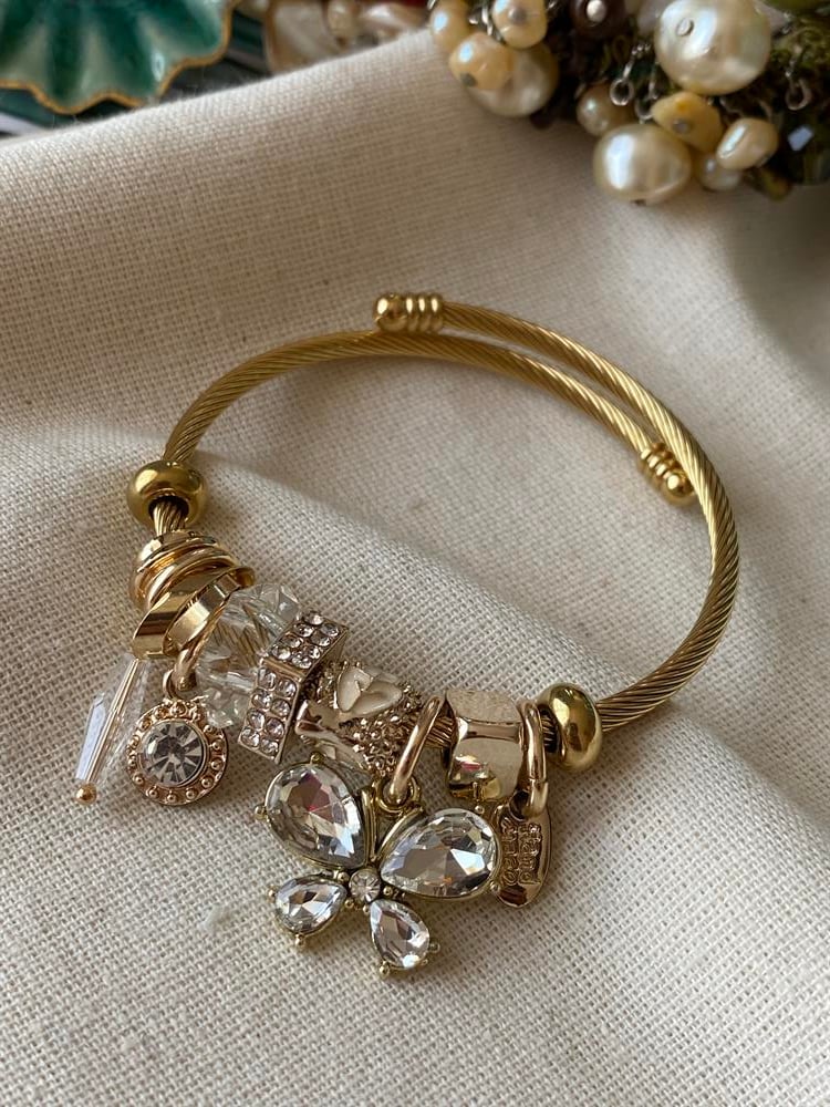 Beyaz Taşlı Kelebek Charmlı Bileklik