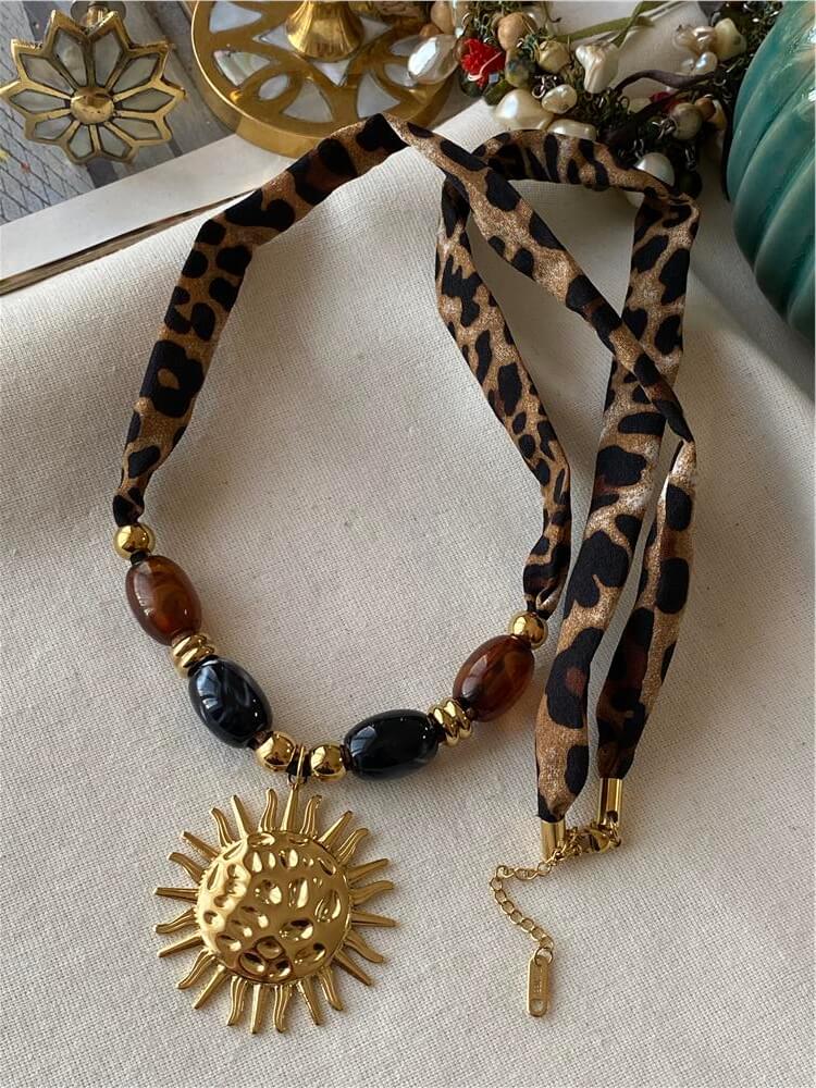 Büyük Güneş Detaylı Leopar Desenli Kumaş Kolye