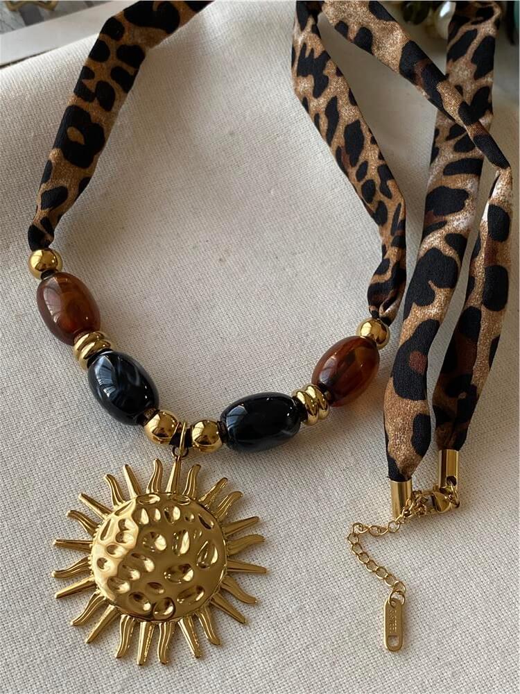 Büyük Güneş Detaylı Leopar Desenli Kumaş Kolye