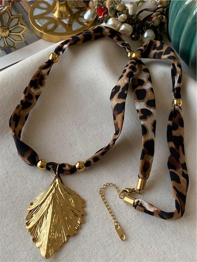 Büyük Yaprak Detaylı Leopar Desenli Kumaş Kolye