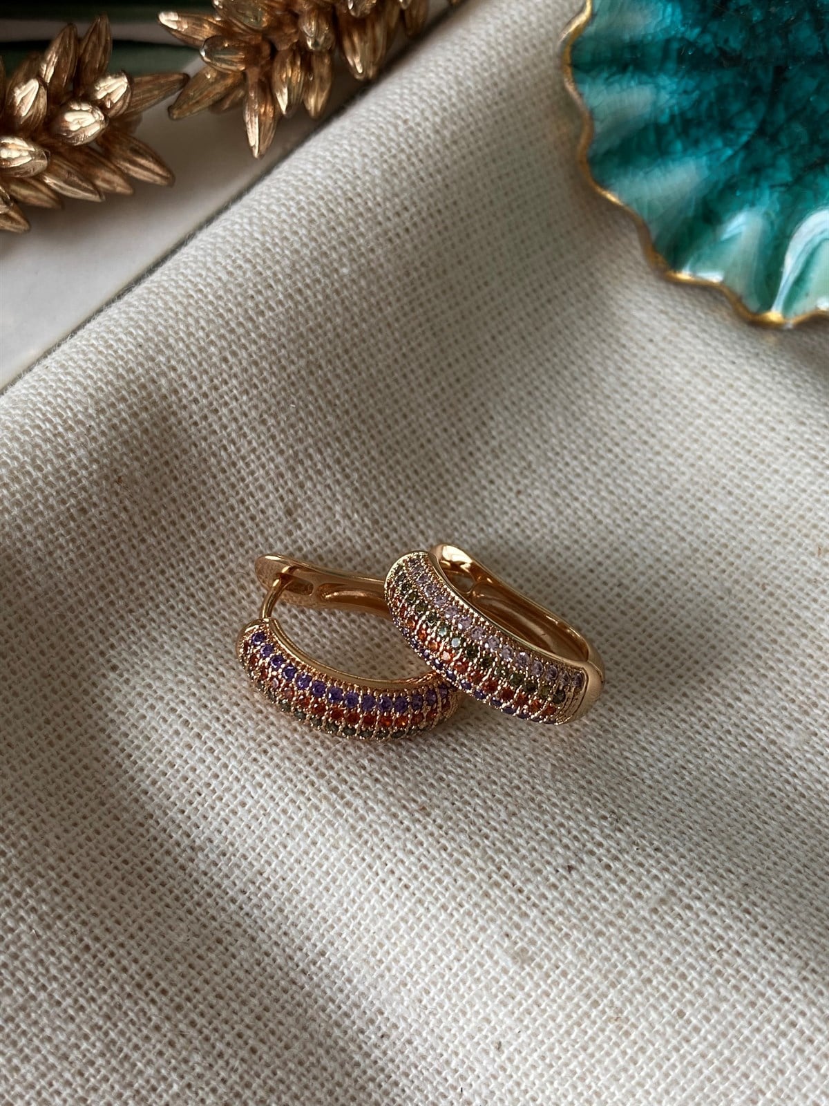 Çelik Bombeli Renkli Küpe