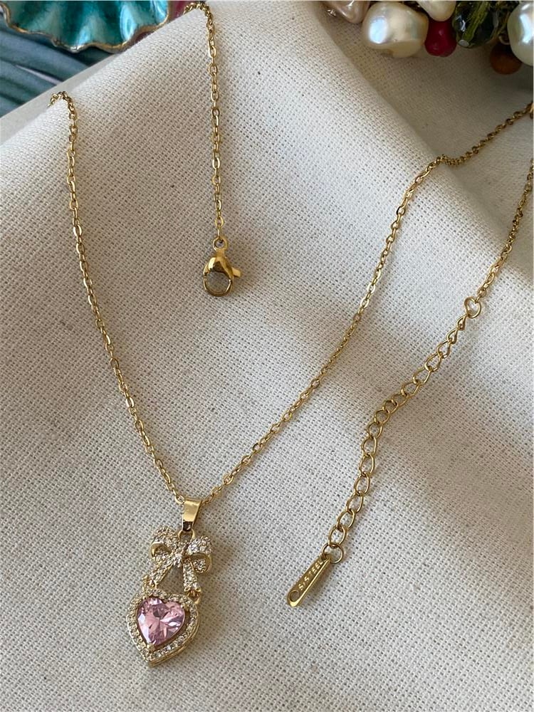 Çelik Fiyonk Detaylı Pembe Kalp Kolye