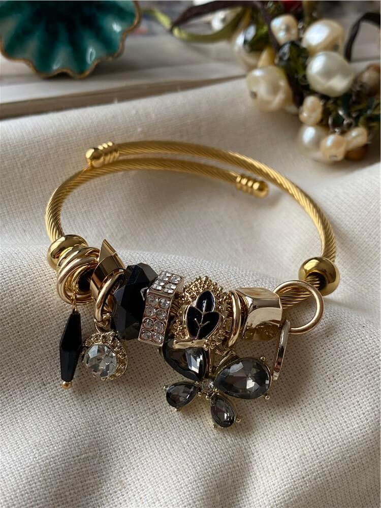 Çelik Gold Kordonlu Siyah Taşlı Kelebek Charmlı Bileklik