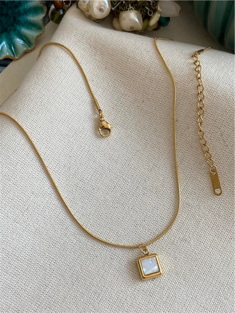 Çelik Gold Mini Sedef Kare Kolye