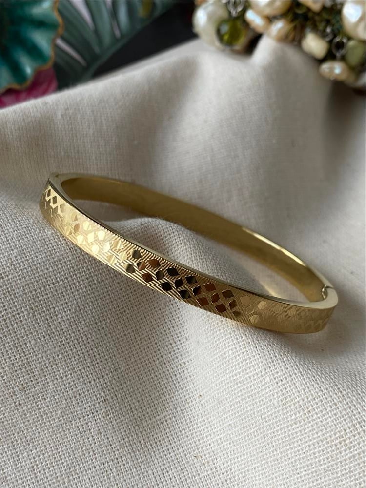 Çelik Kabartmalı Şekiller Kelepçe