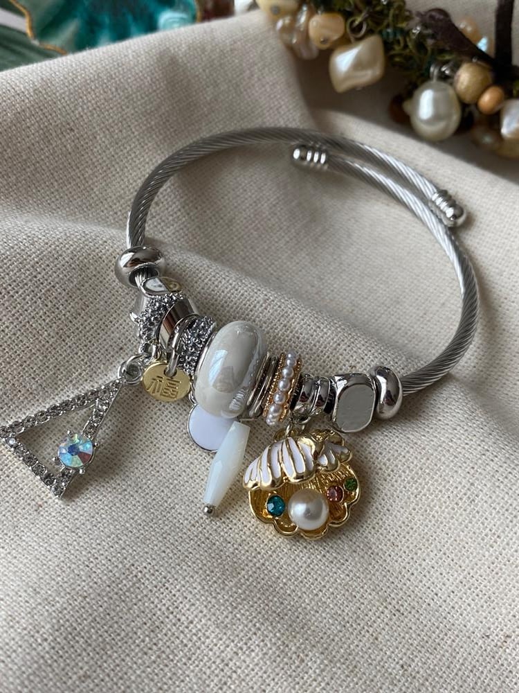 Çelik Kordonlu Beyaz Deniz Kabuğu Charmlı Bileklik