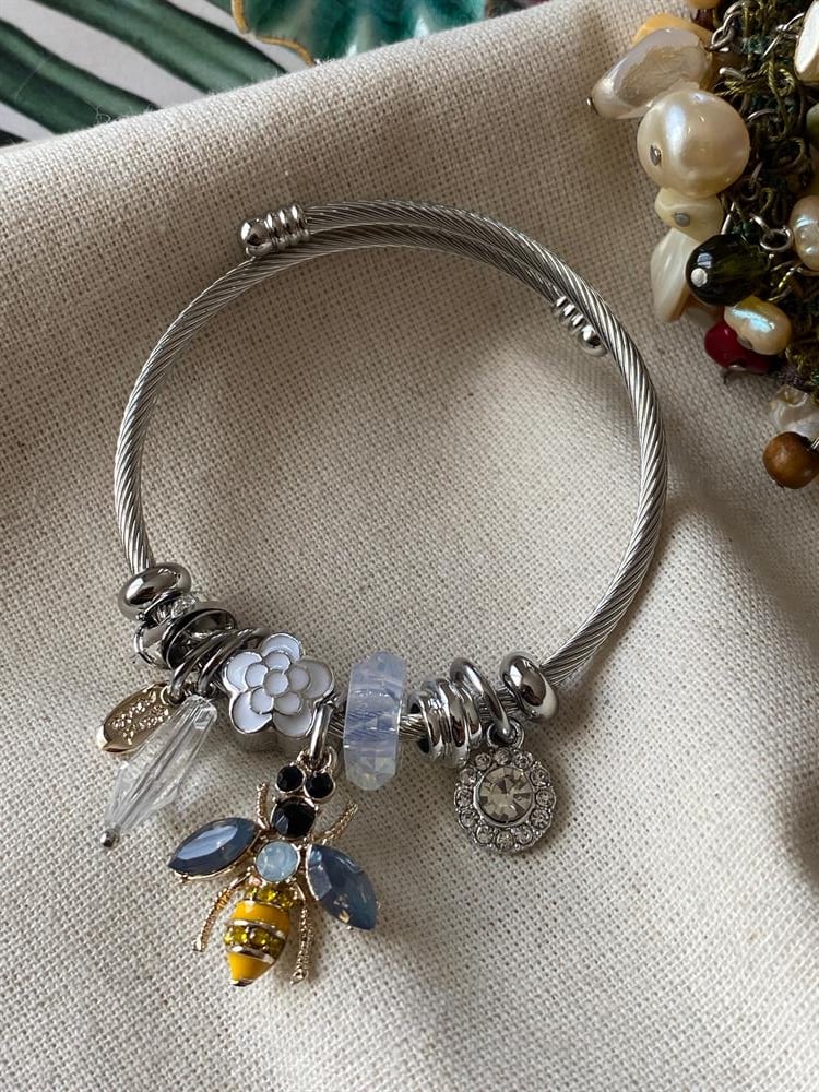 Çelik Kordonlu Çiçek&Arı Charmlı Bileklik