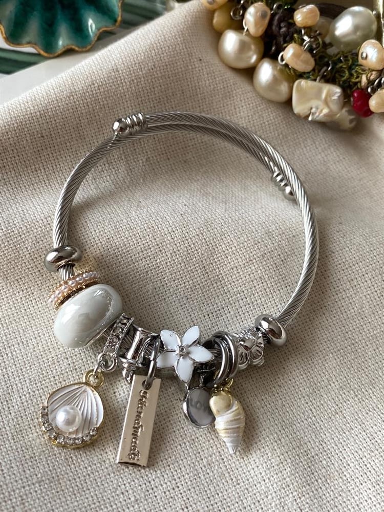 Çelik Kordonlu Deniz Kabuğu Charmlı Bileklik