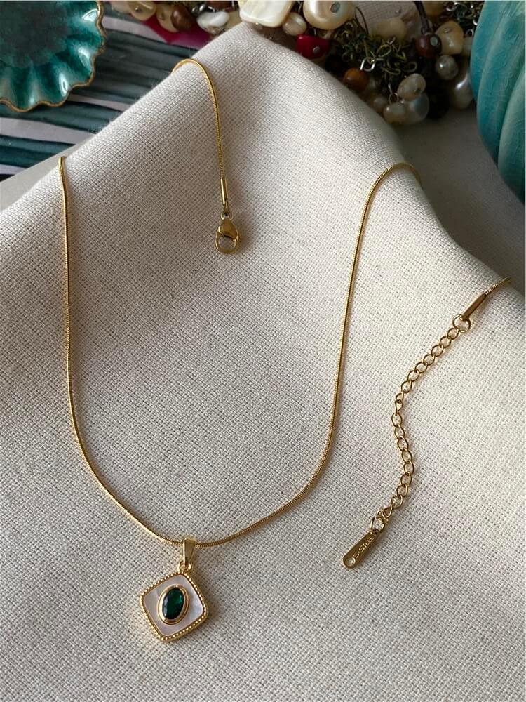 Çelik Oval Zümrüt Kolye