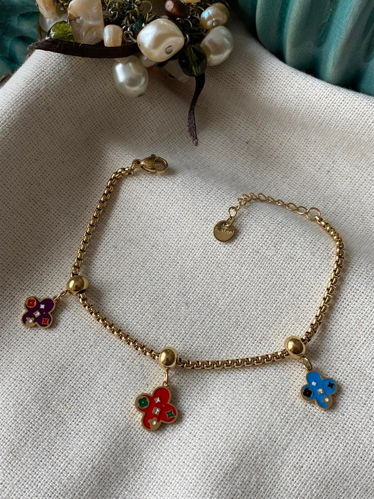 Çelik Renkli Yonca Charmlı Bileklik