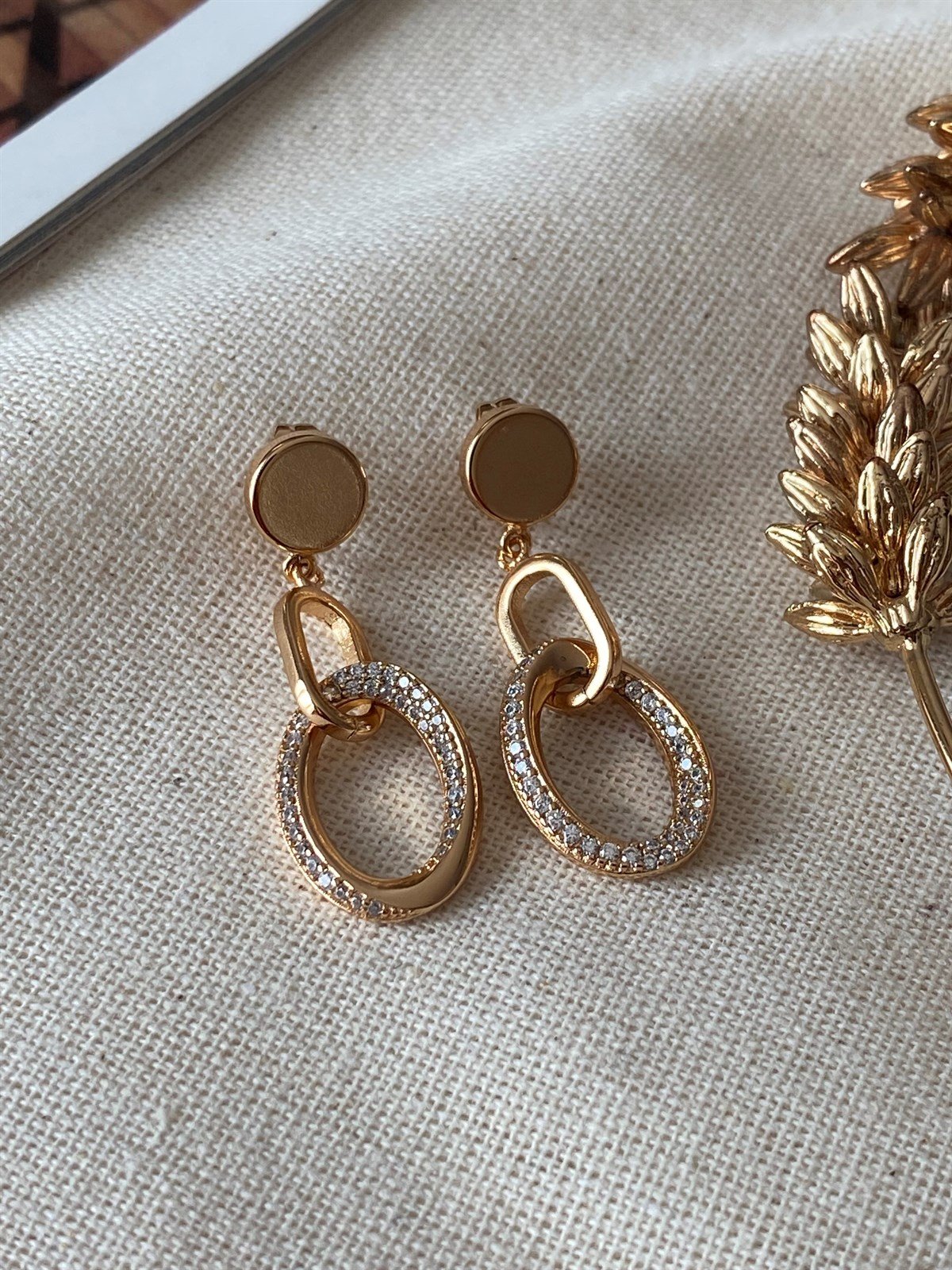 Çelik Sallantılı Oval Küpe