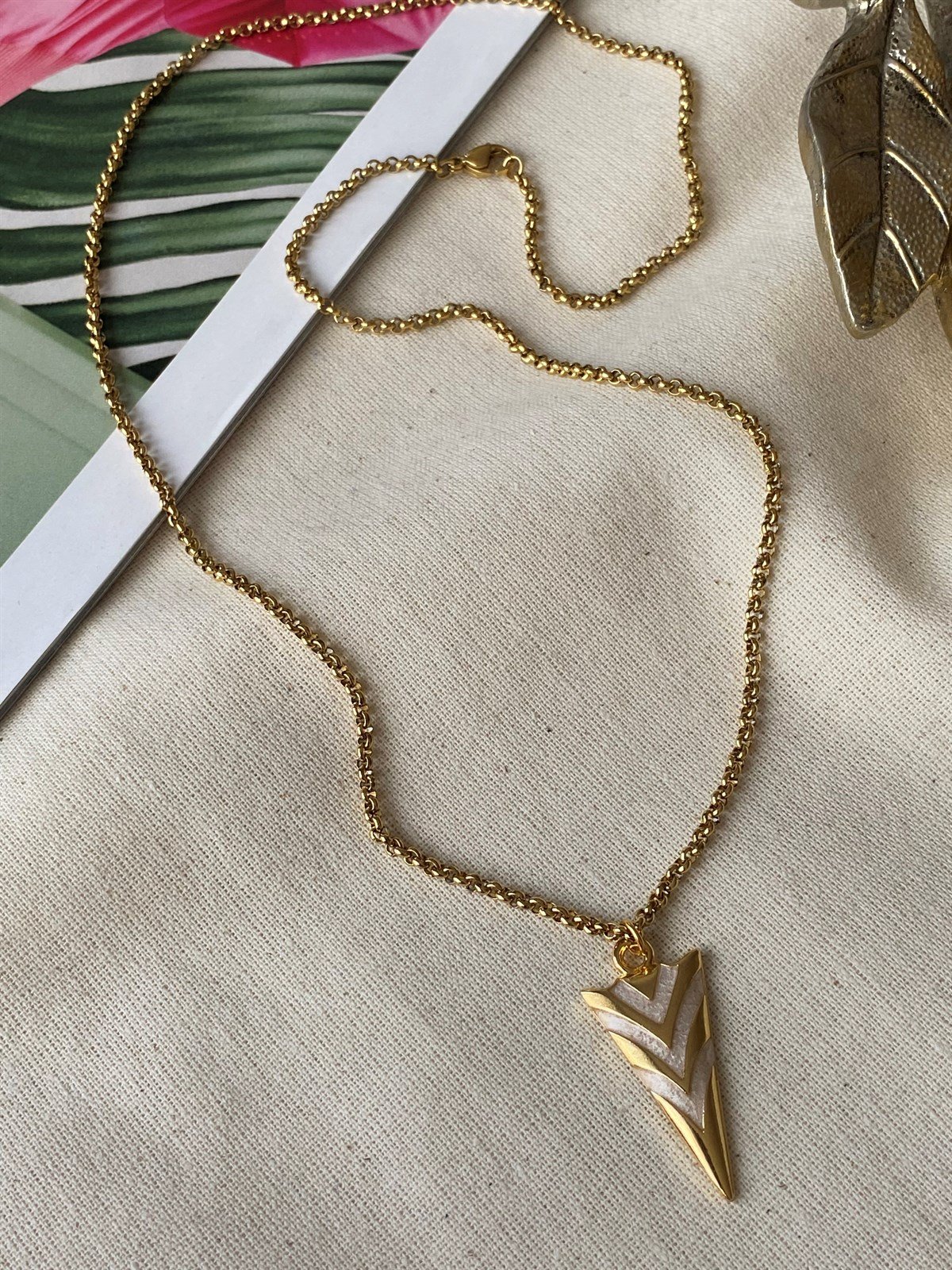 Çelik Sedefli Üçgen Kolye