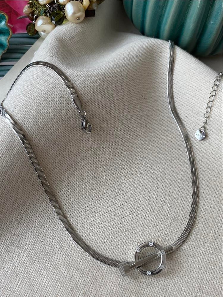 Çelik Silver Yassı Yatay Çivi Kolye