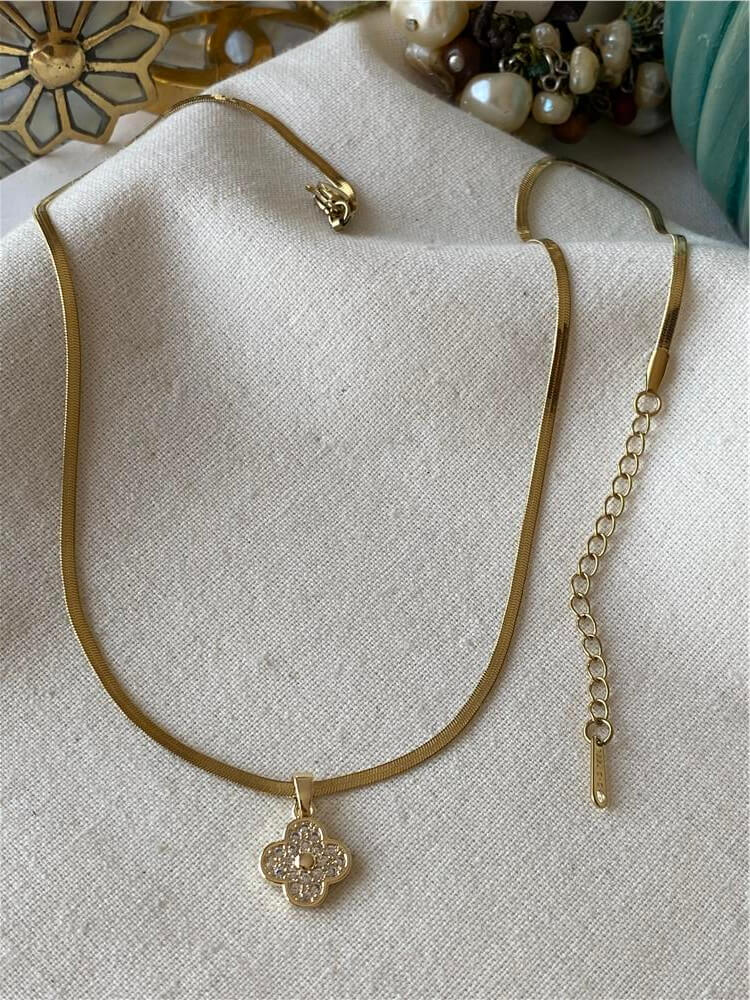 Çelik Taşlı Cleef Charmlı Kolye