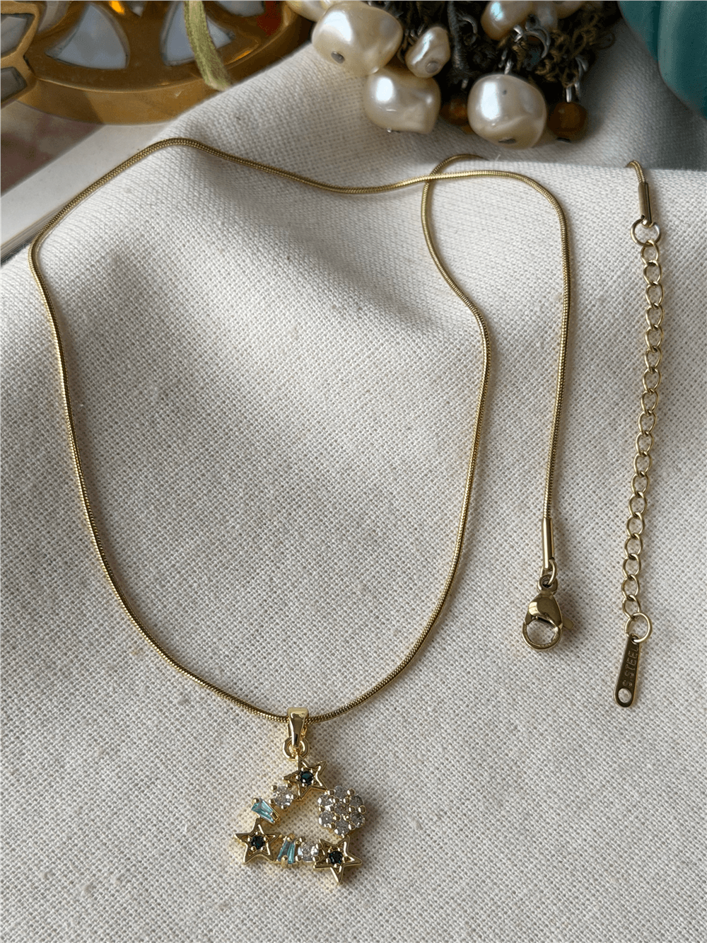 Çelik Taşlı Üçgen Çelenk Kolye