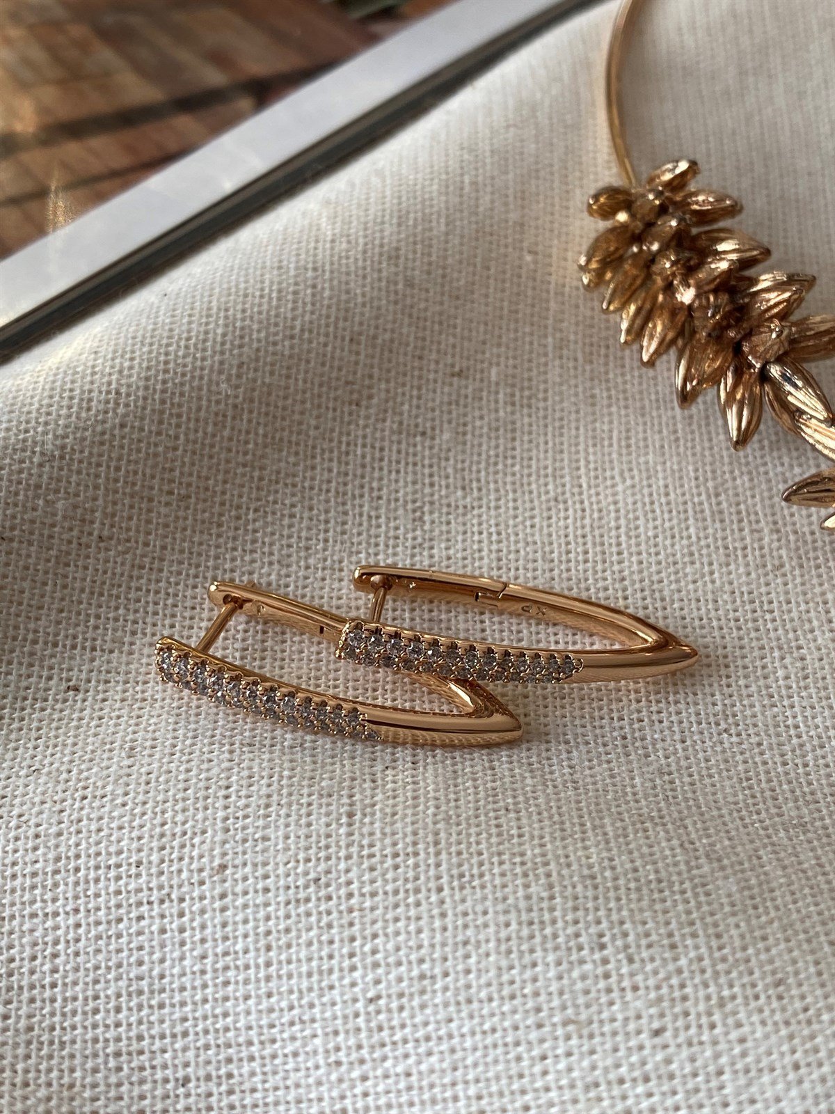 Çelik Taşlı V Küpe