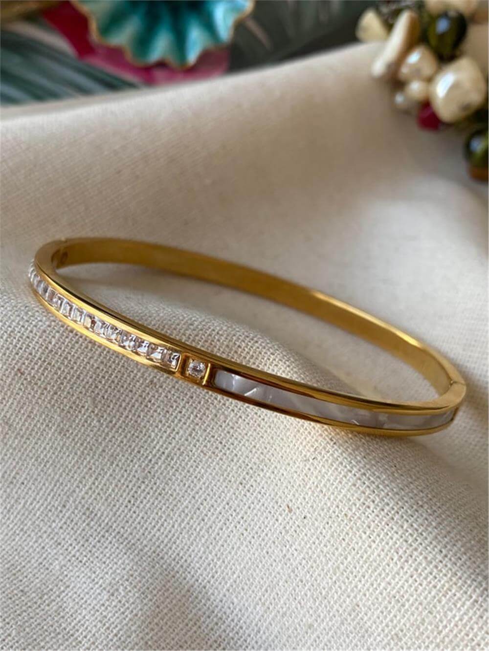 Çelik Topçuk Detaylı Beyaz Cleef Desen Kelepçe