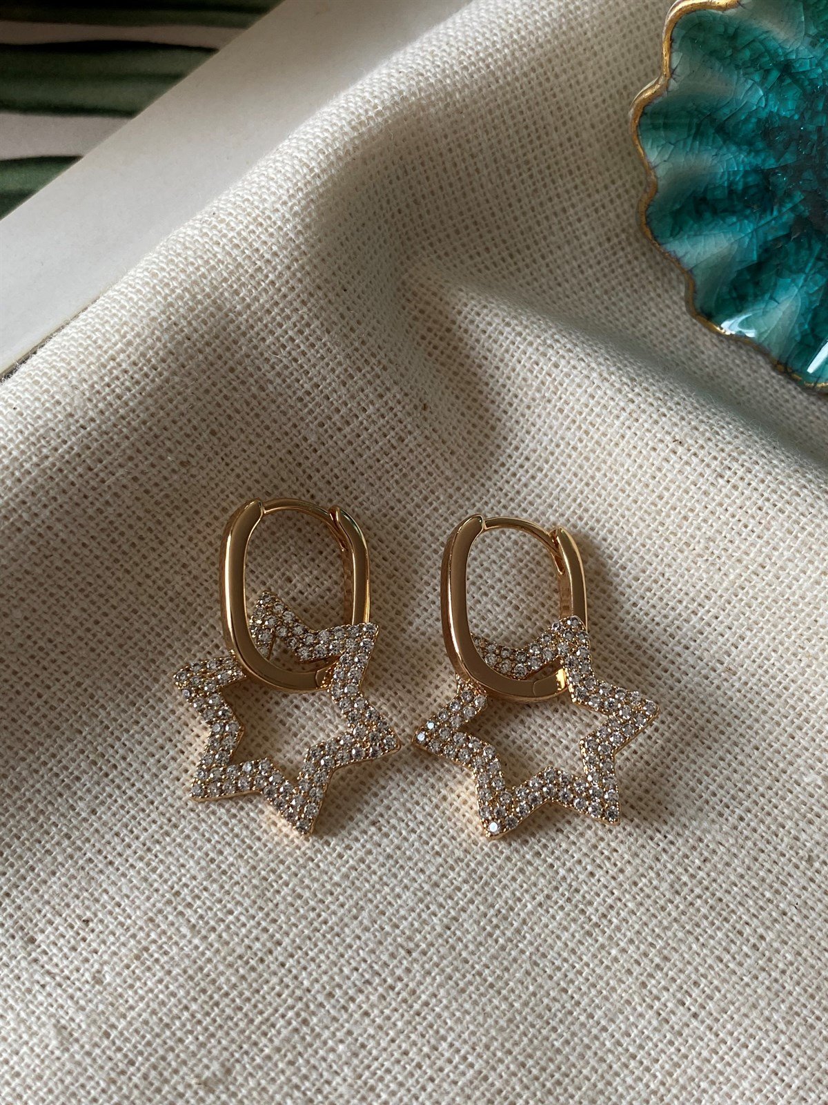 Çelik Yıldız Sallantılı Küpe