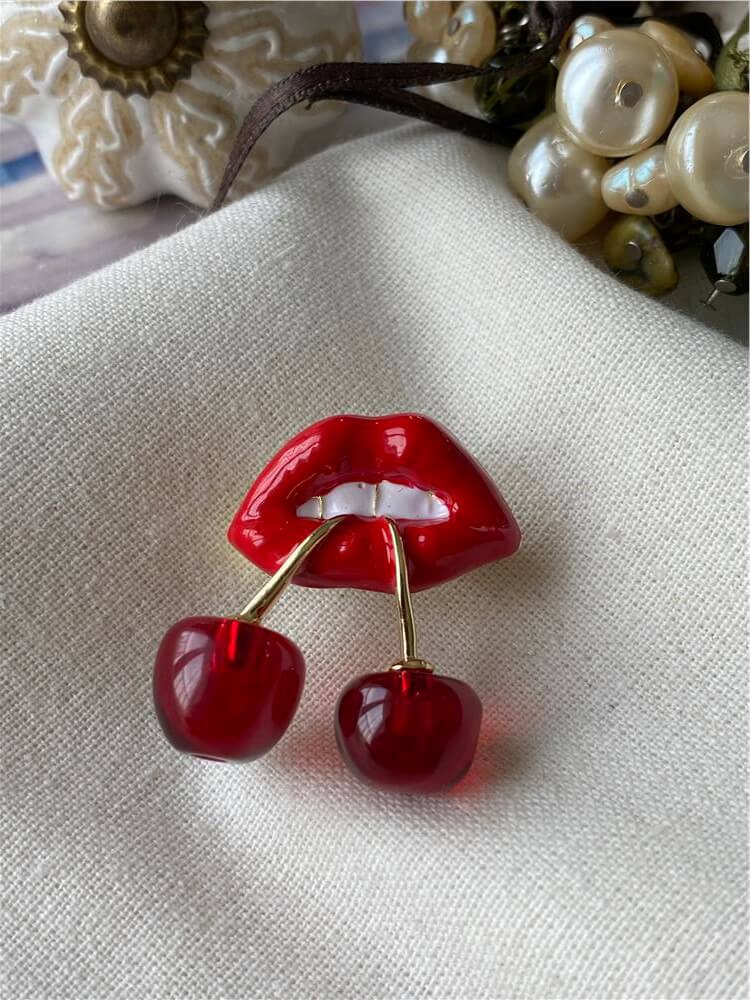 Cherry on the Lips Broş