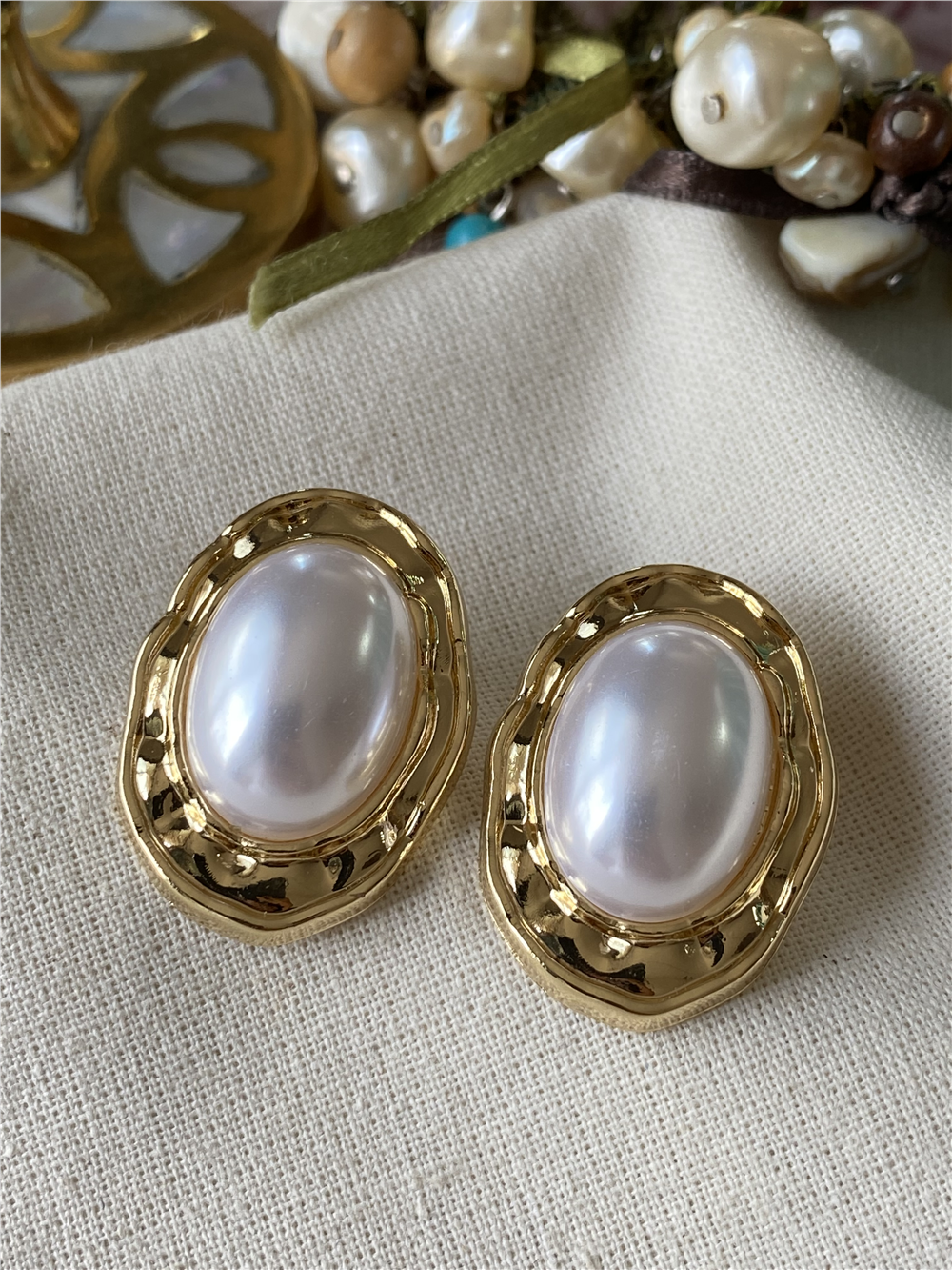 Gold Çerçeveli Oval İnci Küpe