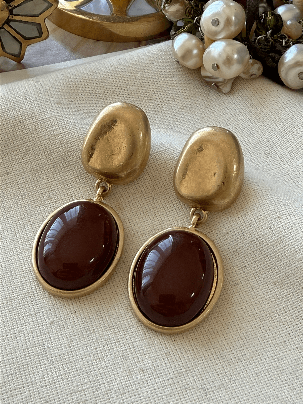 Gold Detaylı Kahverengi Taş Sallantılı Küpe