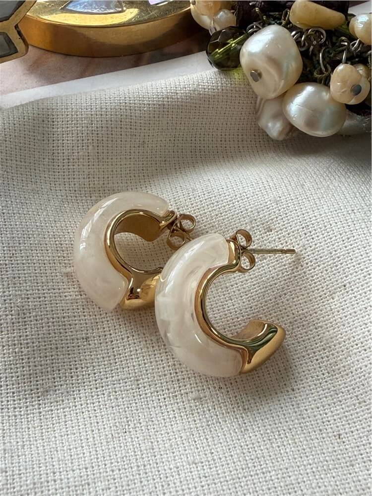 Gold Detaylı Krem C Model Küpe