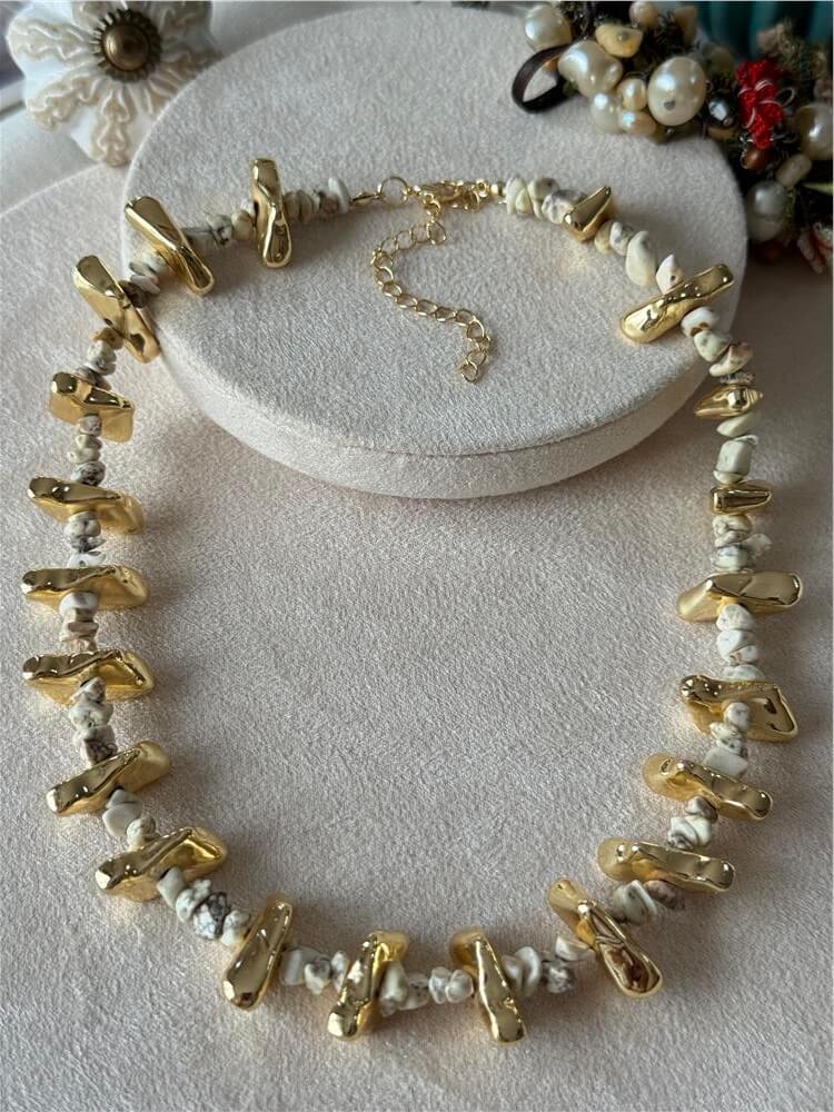 Gold Detaylı Krem Taş Kolye