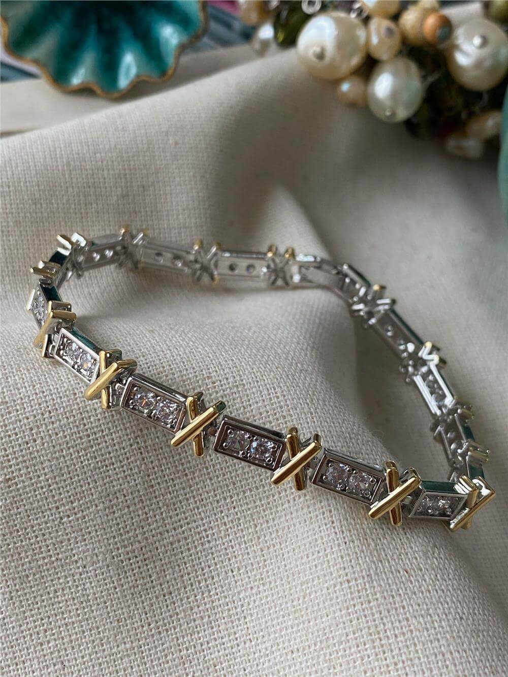 Gold Detaylı Xoxo Bileklik