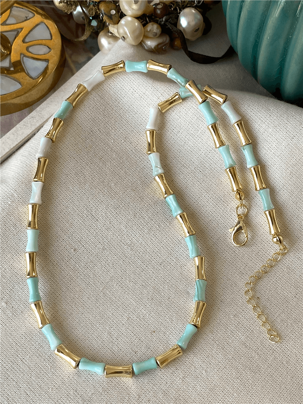 Gold Detaylı Yeşil Kemik Model Kolye