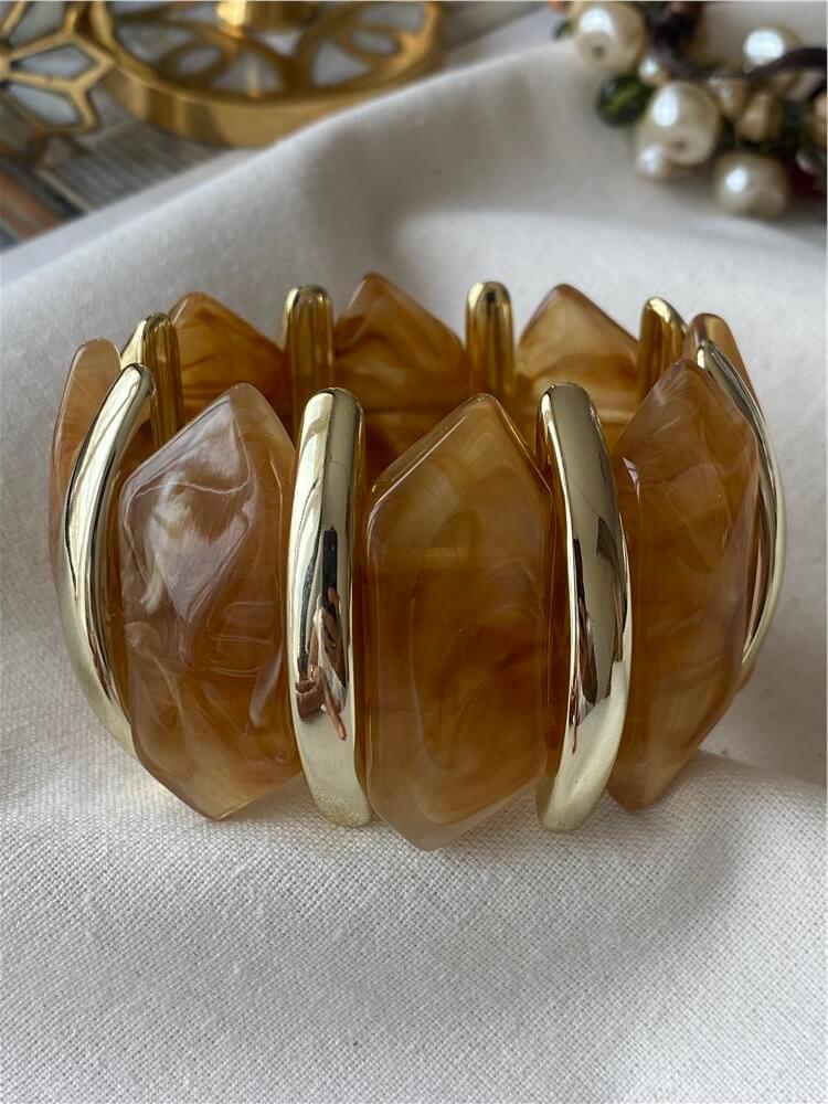 Gold Plaka Detaylı Kahverengi Geniş Esnek Bileklik