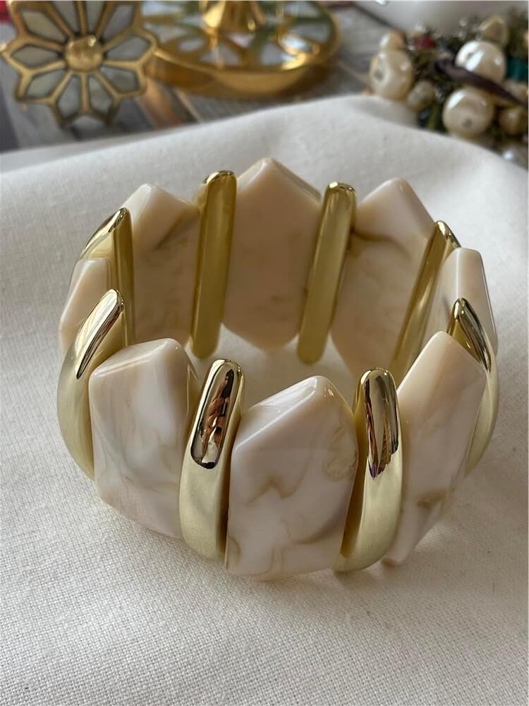 Gold Plaka Detaylı Krem Geniş Esnek Bileklik