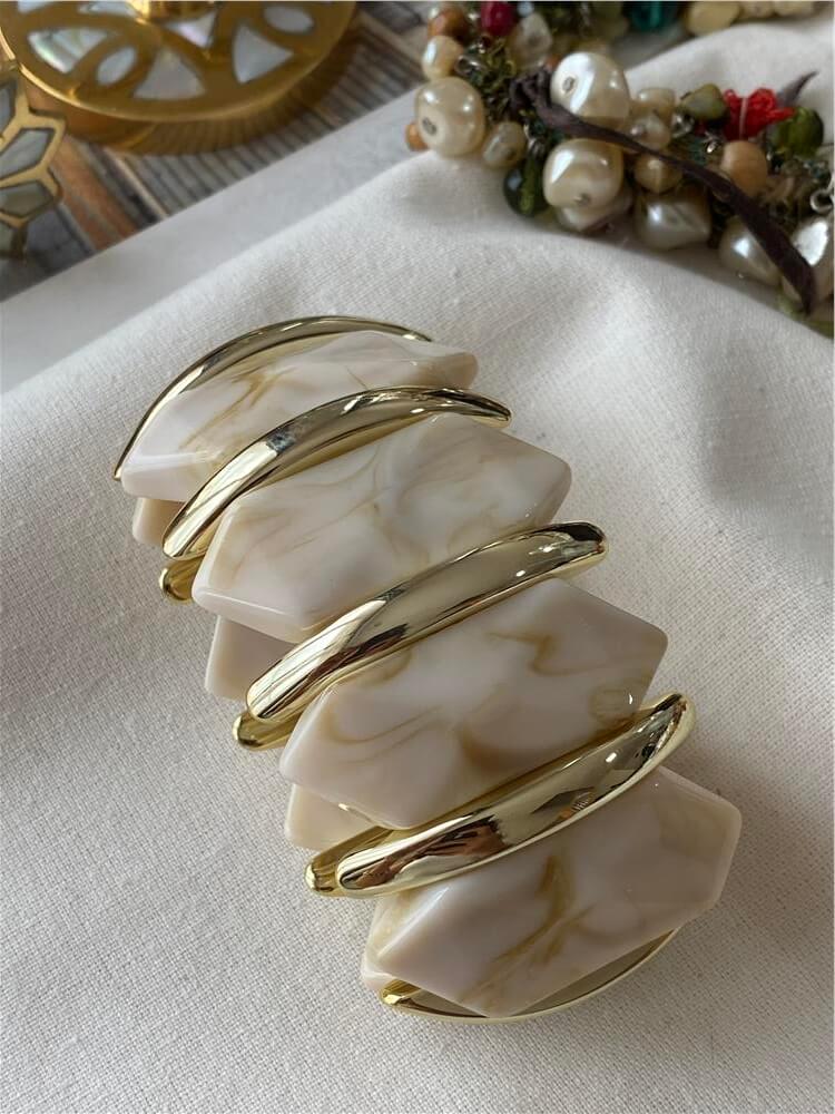 Gold Plaka Detaylı Krem Geniş Esnek Bileklik