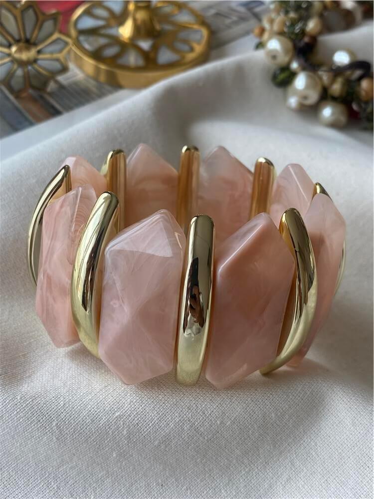 Gold Plaka Detaylı Pembe Geniş Esnek Bileklik