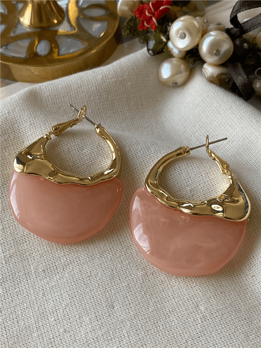 Gold Plakalı Pembe Bombeli Küpe