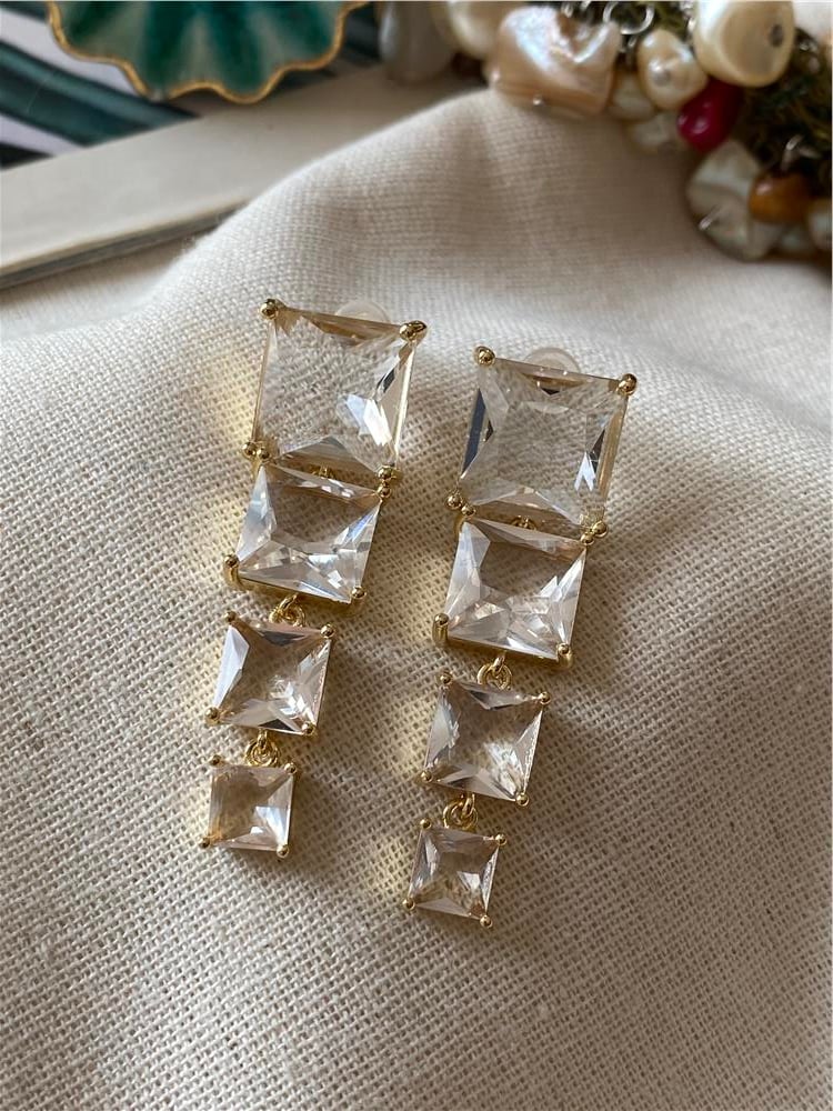Gold Sallantılı Kare Taş Küpe