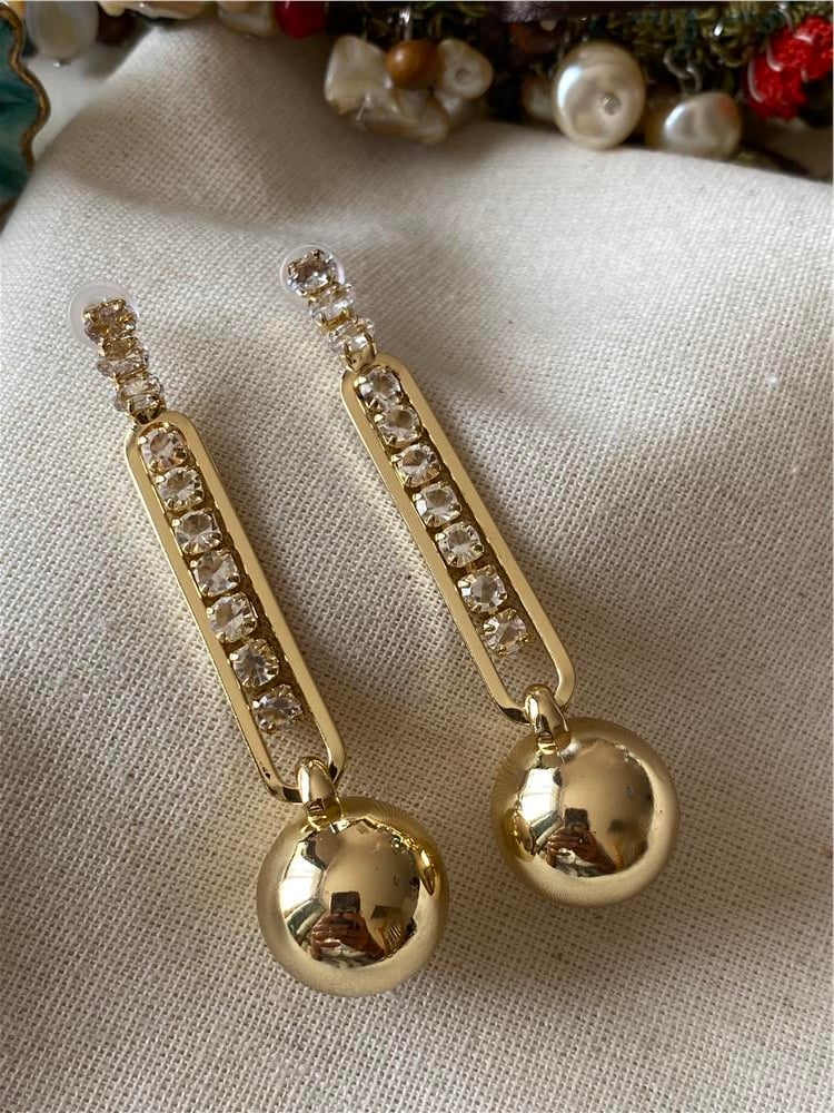 Gold Suyolu Detaylı Top Küpe