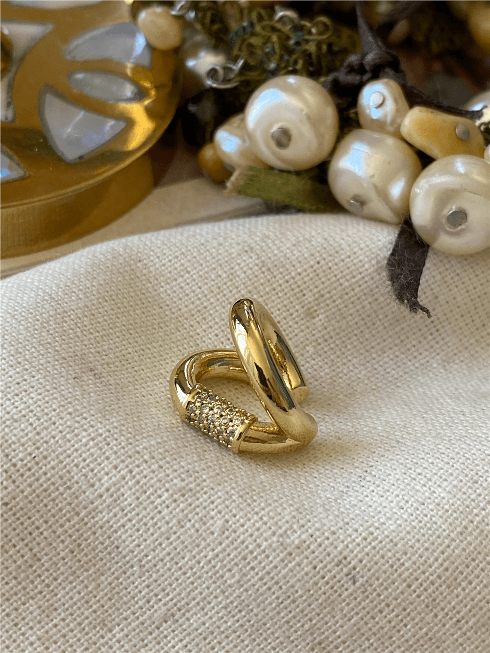 Gold Taşlı Kıvrımlı Kıkırdak Küpe