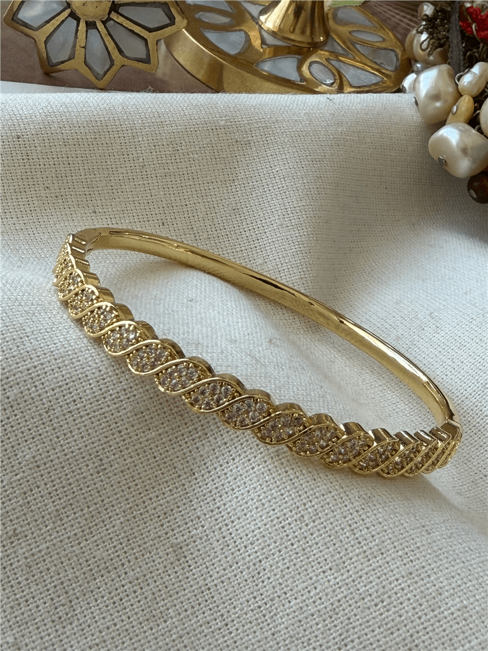 Gold Taşlı Waves Kelepçe