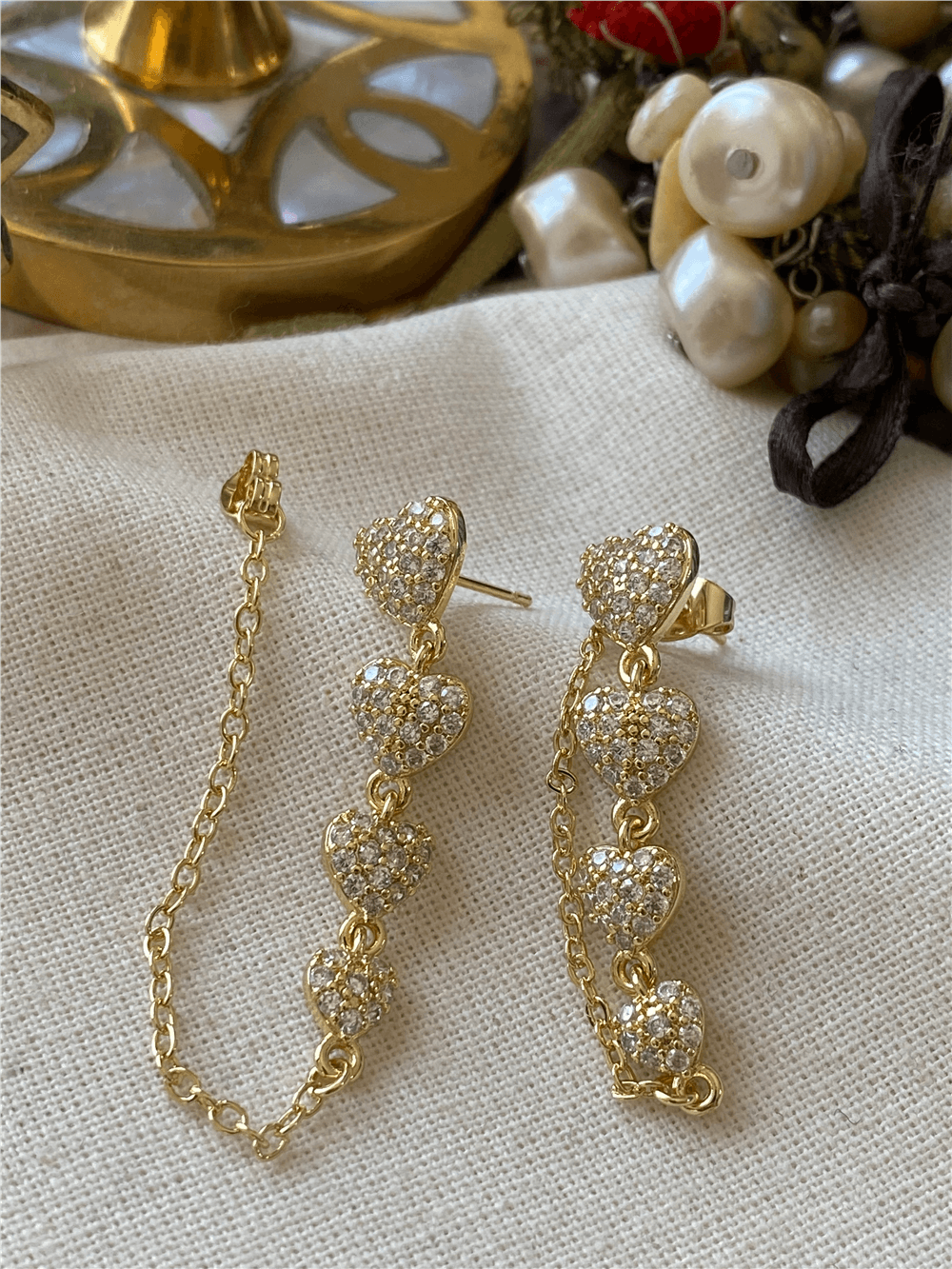 Gold Taşlı Zincirli Sıralı Kalpler Küpe