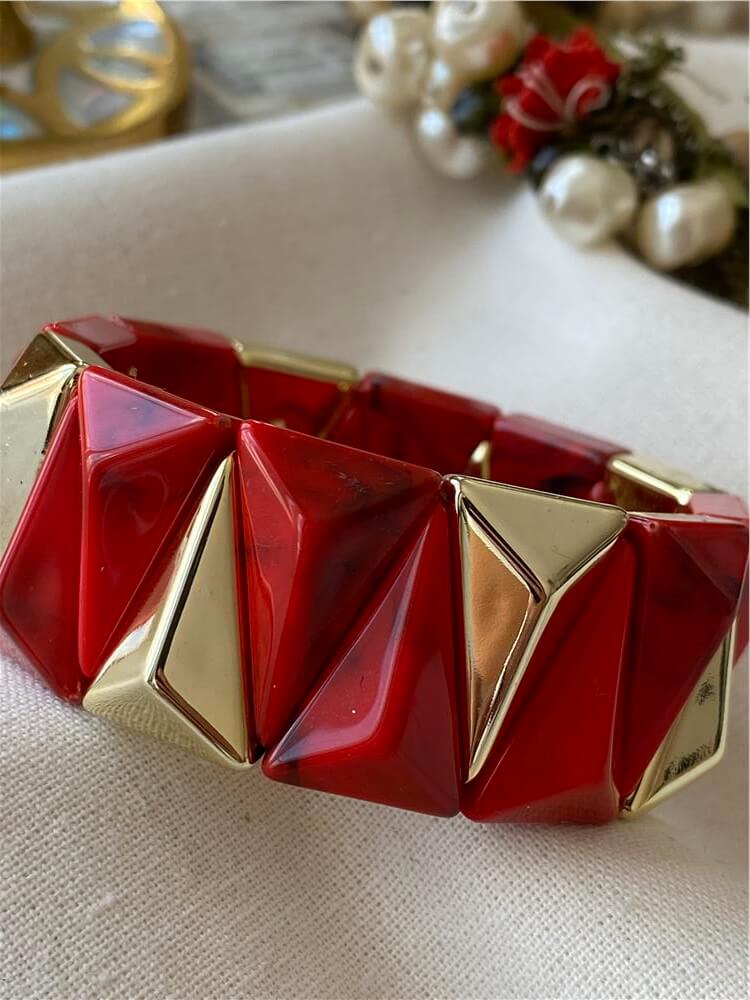 Gold Üçgen Plaka Detaylı Kırmızı Geniş Esnek Bileklik