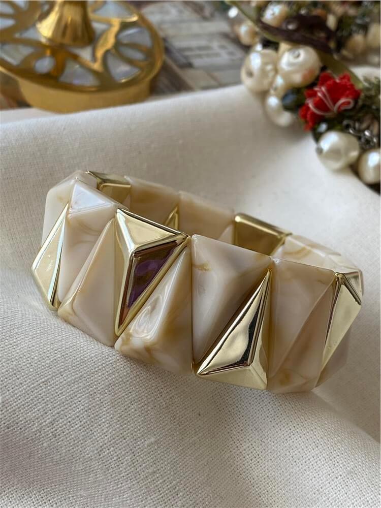 Gold Üçgen Plaka Detaylı Krem Geniş Esnek Bileklik