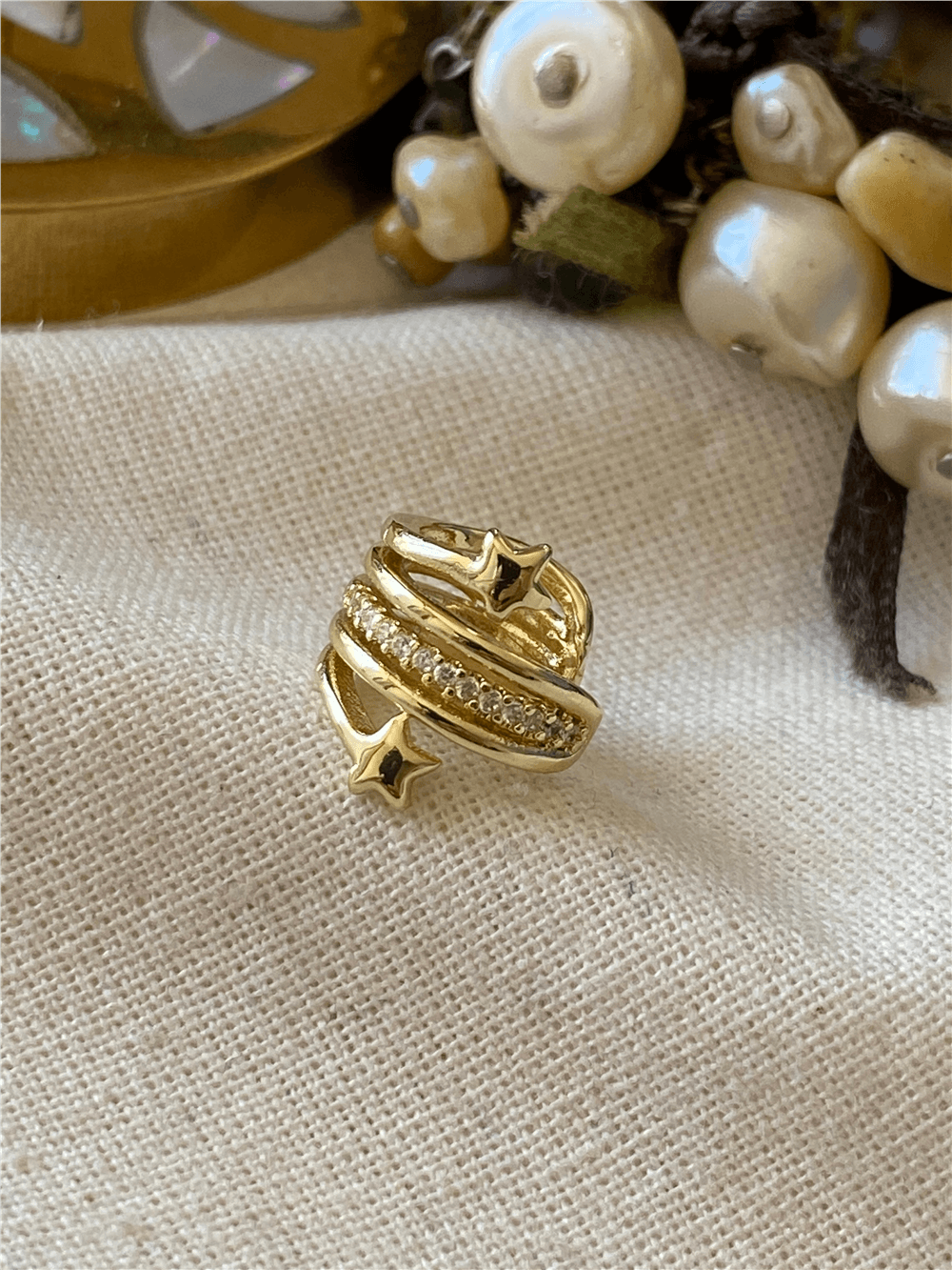 Gold Yıldız Figürlü Sarmal Kıkırdak Küpe