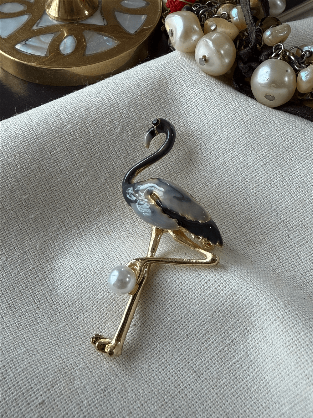 İncili Gri Flamingo Broş