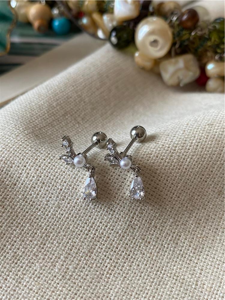 İncili Sallanan Taş Piercing