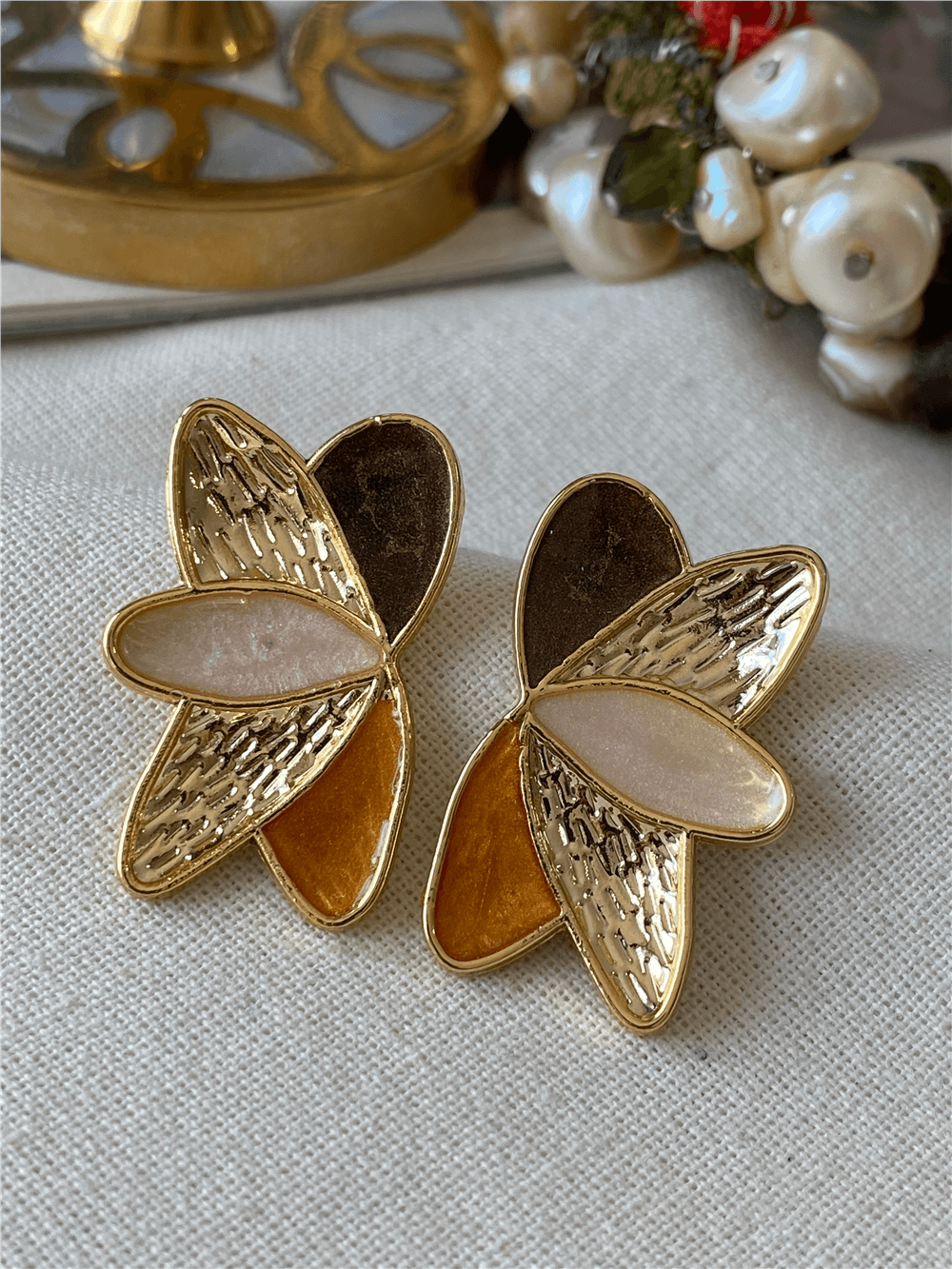 Kahverengi Mineli Küçük Gold Çiçek Küpe