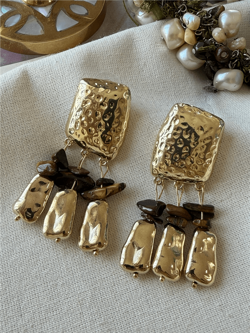 Kahverengi Taşlı Sallantılı Gold Plaka Küpe