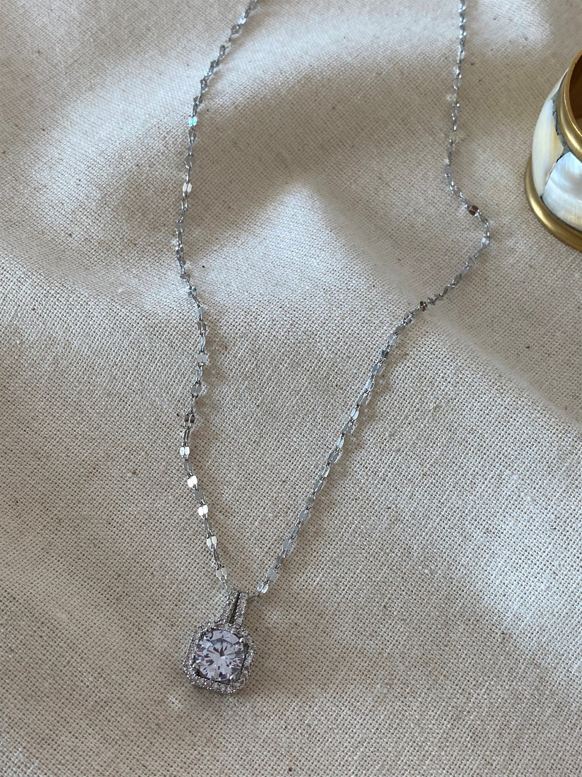 Kare Form Tektaş Kolye